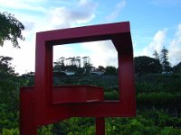 Durch eine Skulptur des Bildhauers Ricardo Lalanda schauen wir hoch zur Casa dos Golfinhos. Sie steht vor dem Centro Cultural Caloura